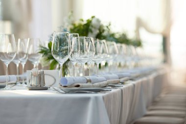 Etkinlik ya da Düğün Resepsiyonu için Masalar Ayarlandı.