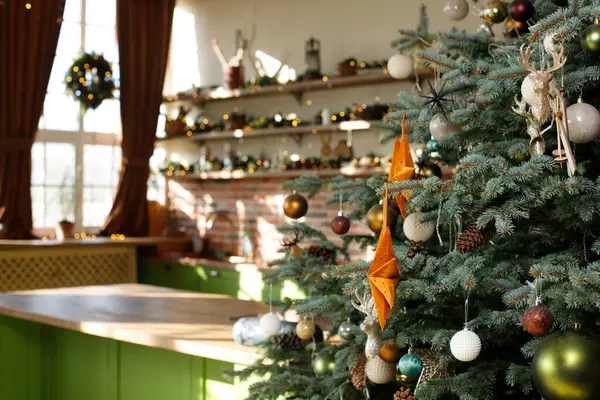 Zdobený Vánoční Stromek Rozmazaném Pozadí Kuchyňského Ostrova — Stock fotografie