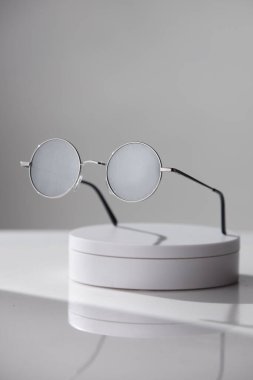 şık kadın gözlükleri renkli kağıt arka planda izole edilmiş