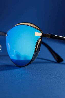 şık kadın gözlükleri renkli kağıt arka planda izole edilmiş