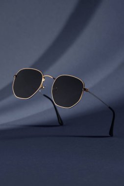 şık kadın gözlükleri renkli kağıt arka planda izole edilmiş