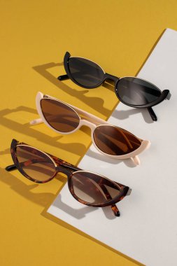 Moda güneş gözlüğü arka planı. Güneş gözlüğü poster konsepti