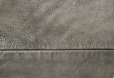 Siyah deri dokuya yakın dur.