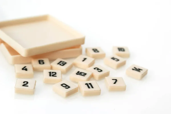 Schachtel Mit Spielwürfeln Von Fünfzehn Auf Weißem Hintergrund — Stockfoto
