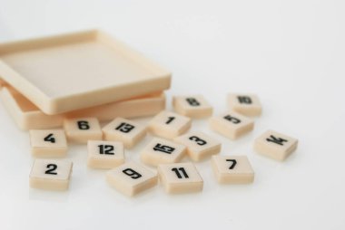 Beyaz arkaplanda 15 oyun küpünün olduğu kutu