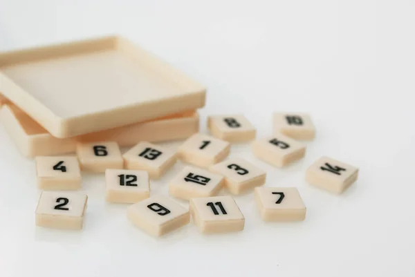Caixa Com Cubos Jogo Quinze Fundo Branco — Fotografia de Stock