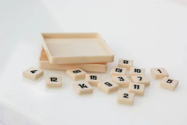 Beyaz Bir Masanın Üzerinde Sayılar Olan Kutular Küpler — Stok fotoğraf