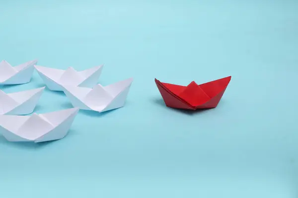 Концепция Лидерства Красный Лидер Бумажного Корабля Ведущих Среди Белого Синем — стоковое фото