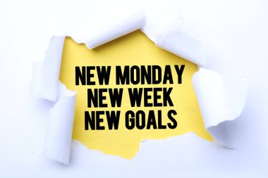 Yeni Pazartesi haftası. Sarı yapışkan not, beyaz duvarda yeni pazartesi günü yazılmış kelimeler.