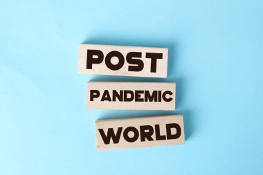 Pandemik dünya sonrası kelimelerle tahta bloklar. Yeni normal sosyal ve iş kavramı
