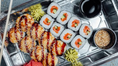 Çubuklu farklı suşi setlerinin üst görünümü, suşi dükkanı menüsü