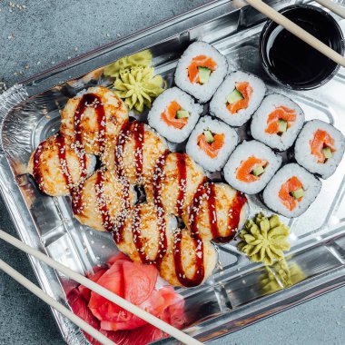 Çubuklu farklı suşi setlerinin üst görünümü, suşi dükkanı menüsü