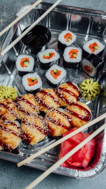 Çubuklu farklı suşi setlerinin üst görünümü, suşi dükkanı menüsü