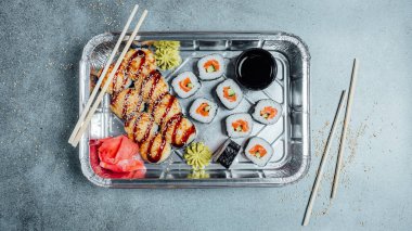 Çubuklu farklı suşi setlerinin üst görünümü, suşi dükkanı menüsü