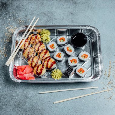 Çubuklu farklı suşi setlerinin üst görünümü, suşi dükkanı menüsü