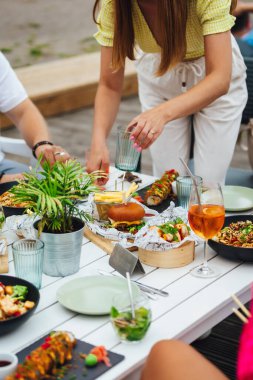 Farklı yiyeceklerle parti etiketi. Yemek Masası Kutlaması Lezzetli Parti Yemeği