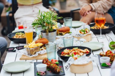 Farklı yiyeceklerle parti etiketi. Yemek Masası Kutlaması Lezzetli Parti Yemeği