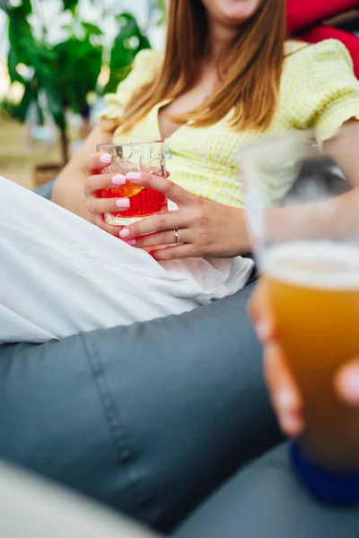 Freunde Feiern Toast Mit Frischen Cocktails Auf Sommerterrasse Stockfoto
