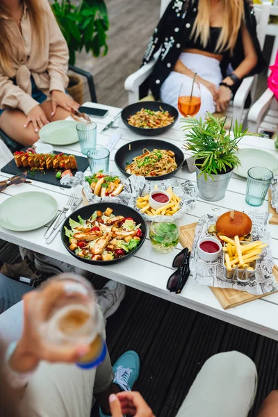 Tabel Fiesta Con Diferentes Alimentos Celebración Mesa Comida Delicioso Concepto Imagen de archivo