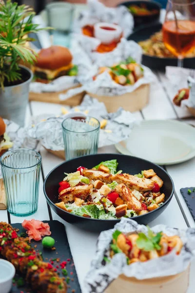 Festtisch Mit Verschiedenen Speisen Essen Tisch Feier Leckeres Party Mahlzeit lizenzfreie Stockbilder