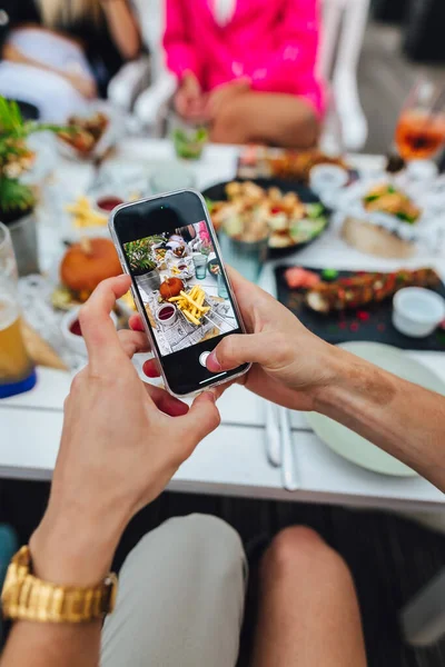 Menschen Beim Essen Auf Der Party Moderne Menschen Stockfoto