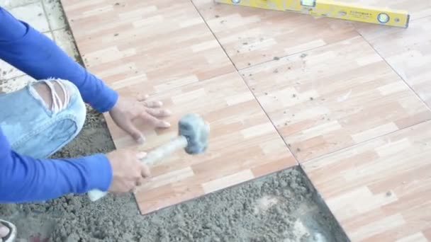 Keramische Hout Tegels Vloer Leggen Het Installeren Van Tegels Bouwplaats — Stockvideo