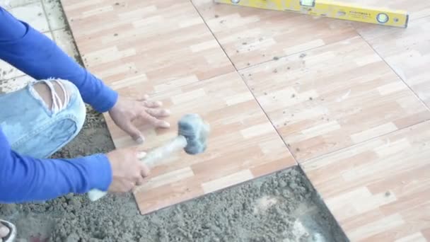 Colocação Telhas Madeira Cerâmica Chão Instalação Telhas Local Construção — Vídeo de Stock