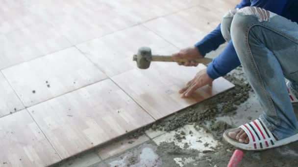 铺设瓷砖木地板上的 在施工现场安装瓷砖 — 图库视频影像