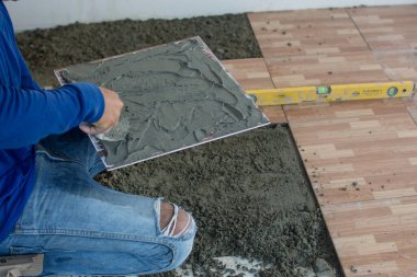 katta ahşap Seramik döşeme, fayans inşaat sitesine yükleme