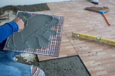 katta ahşap Seramik döşeme, fayans inşaat sitesine yükleme