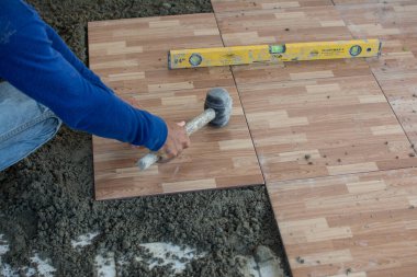 katta ahşap Seramik döşeme, fayans inşaat sitesine yükleme