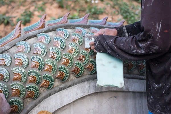 男子在寺庙的Naga楼梯上粘贴瓷砖 在泰国建造Naga楼梯 — 图库照片