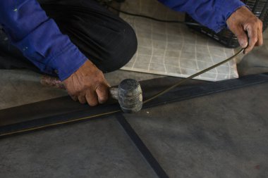 Yeni sivrisinek teli ekranı ile pencere çerçevesini onar. 