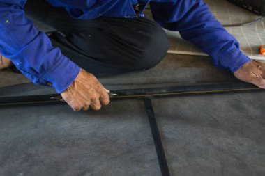 Yeni sivrisinek teli ekranı ile pencere çerçevesini onar. 