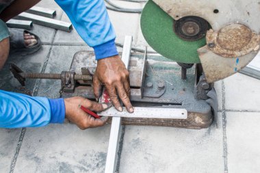 İnşaat alanında çeliğin büyüklüğünü ölçmek için çelik kare kullanılıyor.