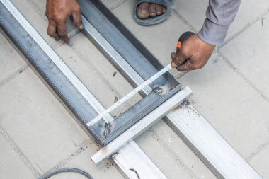 İnşaat alanında çeliğin boyutunu ölçmek için mezura kullanılıyor