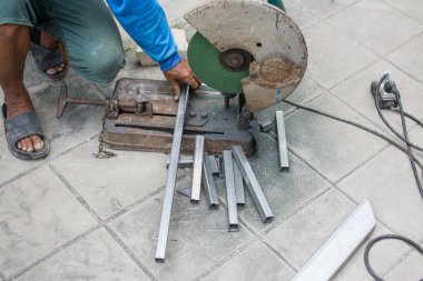 çalışan bazı elektrikli cihaz veya cihaz ile metal bir boru kesim