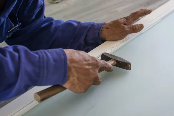 工人在木制品结构中使用锤子 — 图库照片
