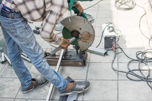 工作人员削减一些电气设备或装置金属管 — 图库照片