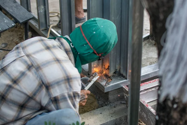 Worker Welds Steel Structure Construction Site — Stock Photo, Image