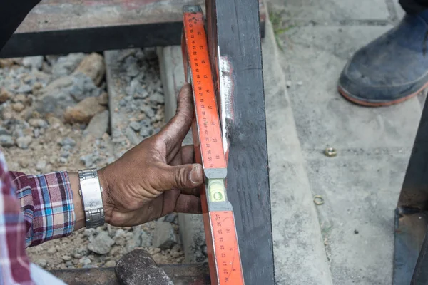 建筑工地工人使用灵能级工具检查钢量 — 图库照片