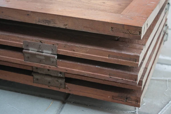 Alte Holz Klapptür — Stockfoto