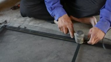 Yeni sivrisinek teli ekranı ile pencere çerçevesini onar. 