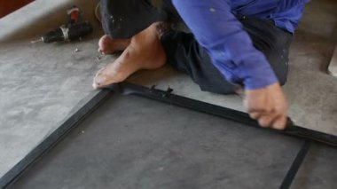 Yeni sivrisinek teli ekranı ile pencere çerçevesini onar. 