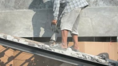 İnşaat işçisi zemini deliyor. İnşaat teknisyenleri zemini yok etmek için elektrikli çekiç keskisi kullanıyorlar.