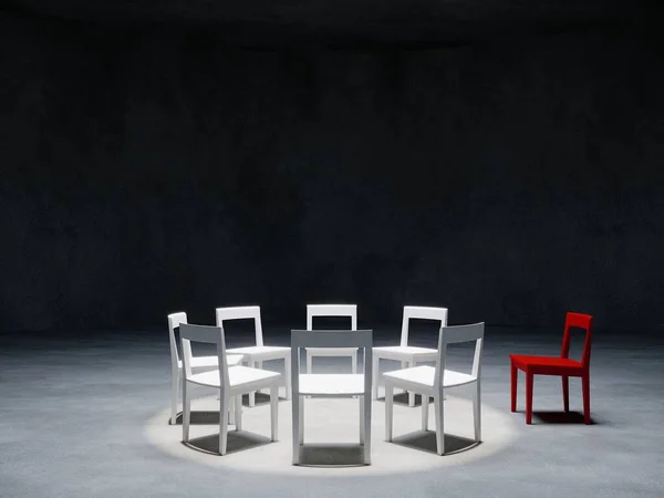 Jedno Czerwone Krzesło Wyróżniają Się Innych Białych Krzeseł Ciemnym Pomieszczeniu — Zdjęcie stockowe