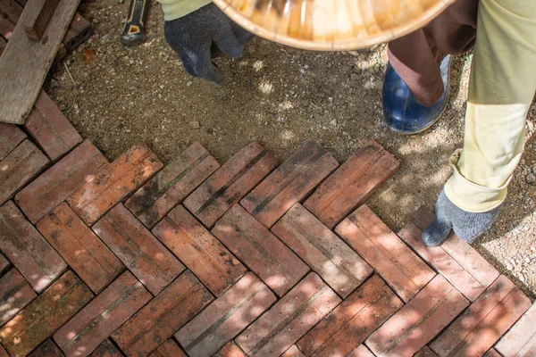 Worker Laying Red Brick Pathway House — Stock Photo, Image