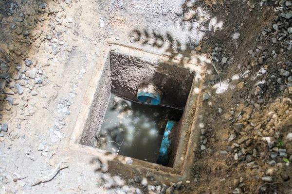 在建筑工地安装设有排水管道的混凝土沙井 — 图库照片