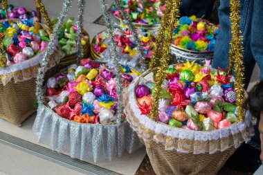 Budist papazlık töreninde sadaka vermek için sepetinde dut kağıdı ile katlanmış renkli kurdele çiçekleri ve sikkeler. Tayland