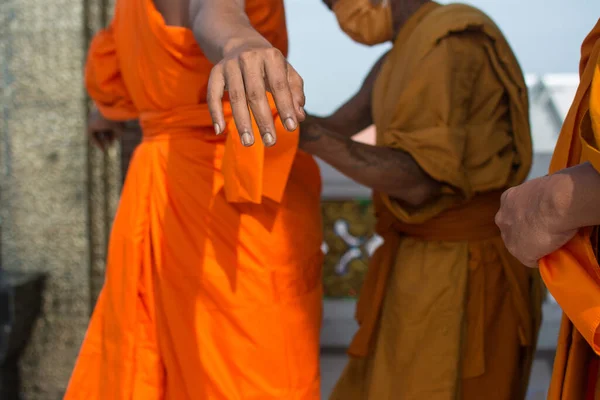 Monge Senier Usando Manto Amarelo Para Novo Monge Cerimônia Ordenação — Fotografia de Stock